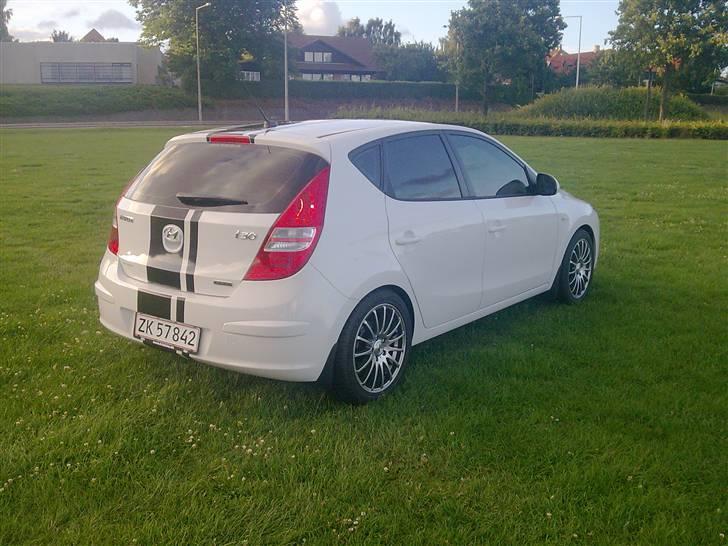 Hyundai I 30 1,6 Crdi SOLGT - Lige en tur ud i det grønne billede 14