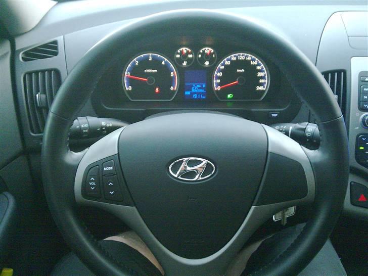 Hyundai I 30 1,6 Crdi SOLGT - Læder rattet billede 16