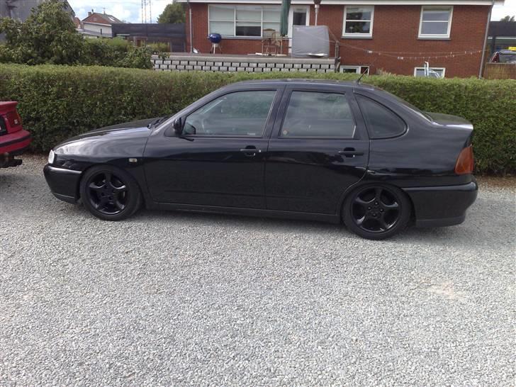 VW Polo Classic - Så kom der sorte fælge på! malet samme farve som bilen... billede 8