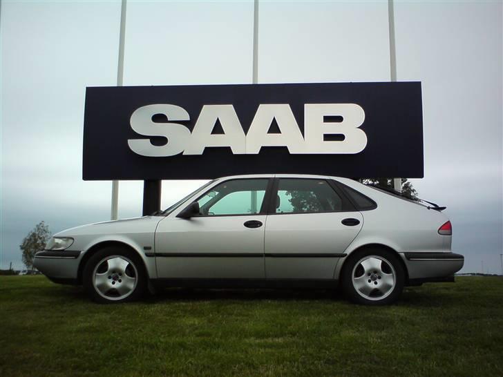 Saab 900 2,0 turbo s - foran saabfabrikken i trollhattan billede 2