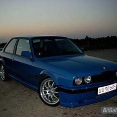BMW E30 320i