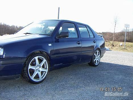 VW 1,8 cl - Ja så kom den ned og med et par 7,5x17" rial lemans sutter kommer man ALDRIG galt i byen med.... Går dog også på over alt bagi billede 1