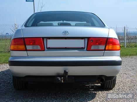 Toyota Carina E 1,8 GLX - De nederste emblemer er fjernet fra bagklappen billede 3