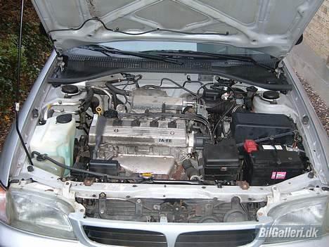 Toyota Carina E 1,8 GLX - Den dejlige 1,8 liters motor billede 9