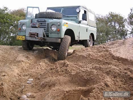 Land Rover Serie III 88" - X-aksel i grusgrav ved Holstebro, herlig dag billede 4