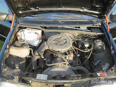 Ford Sierra 2.0 v6 -SOLGT- - Ja det er så maskinrummet. Er meget glad for min v6´er. Bemærk røde gasdæmpere!! billede 6