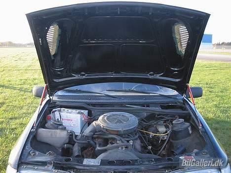 Ford Sierra 2.0 v6 -SOLGT- - Er også ret glad for mine gæller..... De måtte dog lade livet ved en mindre kollision med et vejskilt..... (10.000 kr i rep. DOH!!) billede 7