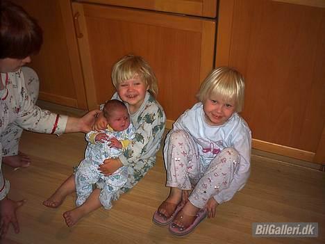 Opel vectra a 2.0i gls solgt - MIN 3 SMÅ PIGE EN PÅ 5 OG PÅ 2 OG DEN SIDTE ER 10 DAG GAMMEL billede 2