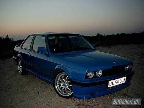 BMW E30 320i billede 1