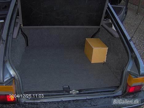 Saab 900S 16V  - Batteriet er flyttet om i bagagerummet pga. det store forrør billede 5
