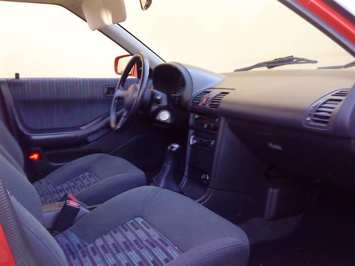 Mazda 323 F GLX - her en rigtig velholdt kabine hvor der er alt i udstyr billede 5