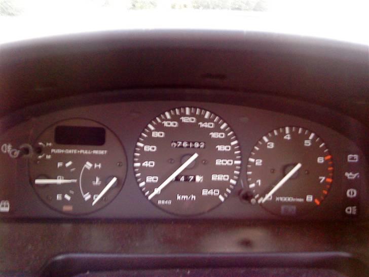 Mazda 323 F GLX - Den havde kun kørt 65000 da jeg fik den.. Den føles som ny bil billede 6