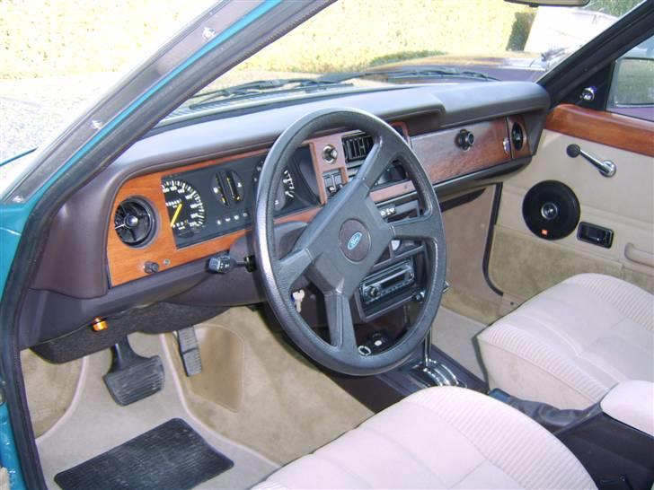 Ford Taunus 2,3 Ghia S "Solgt" - Tan Ghia kabine. Handskerumsklap er fra mrk. 4. Det er trærammerne omkring instrumenterne faktisk også. Kan godt tilpasses til mrk. 5. billede 16