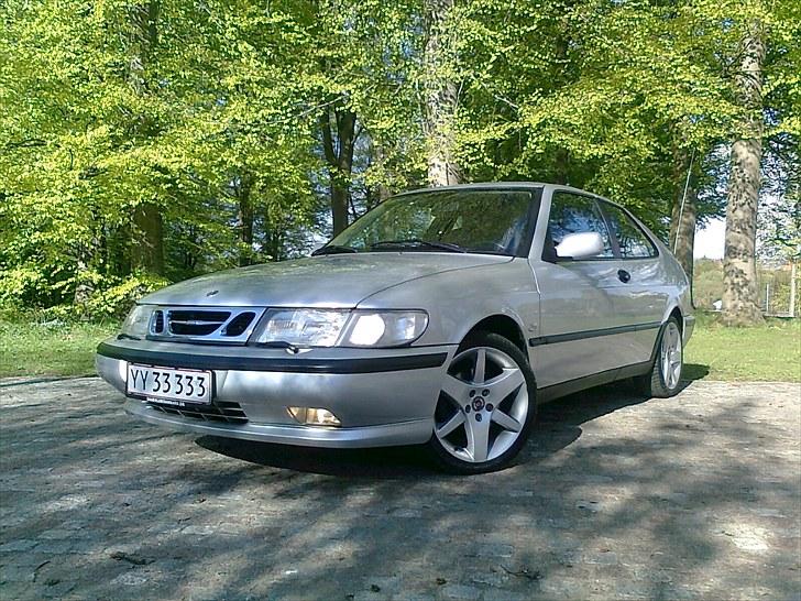 Saab 900 Turbo Talladega - Sølv-SAAB´en nyder det gode vejr. billede 1