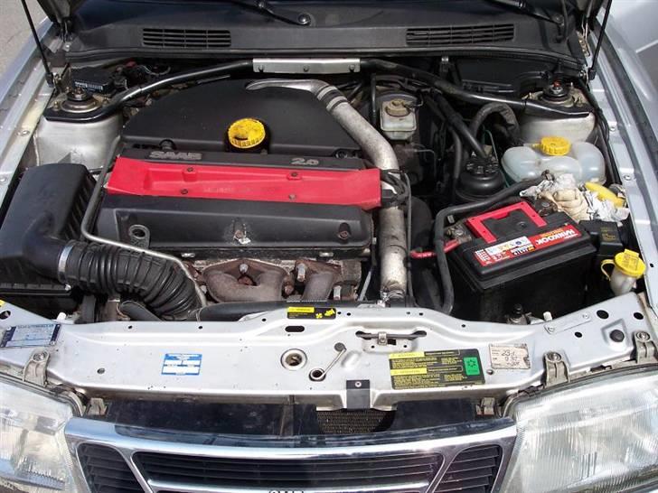 Saab 900 Turbo Talladega - Der kan pakkes meget ned i sådan et motorrum. Lige nu er der 185 heste opstaldet herinde. billede 2
