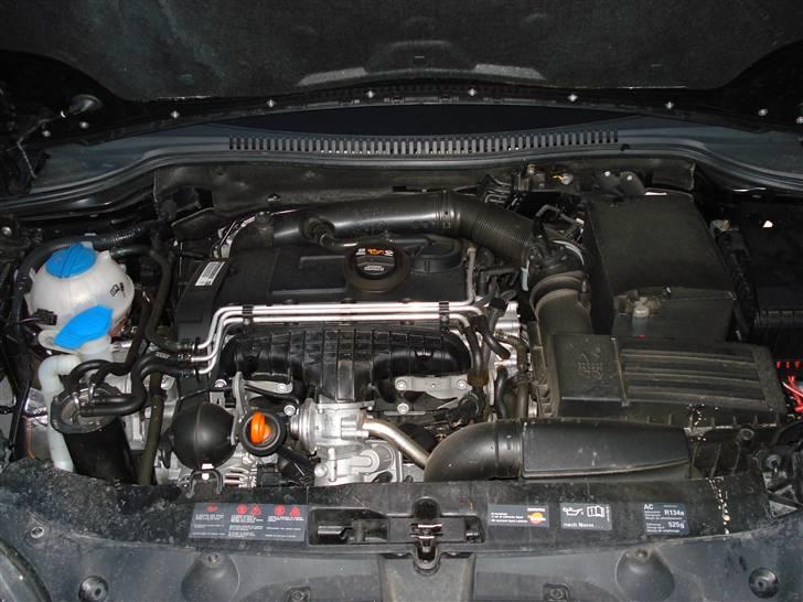 Seat Leon Van (solgt) - Samme kværn som i min Octavia; 2.0 TDI. Den er dog ikke pakket så pænt ind her. billede 8