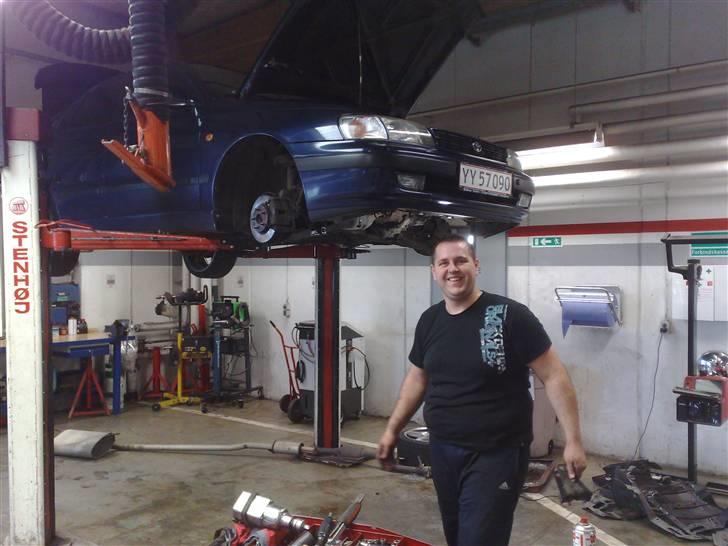 Toyota Carina E 20v silver solgt - midt under mont. af silvertop. mekanikeren på billede. billede 11