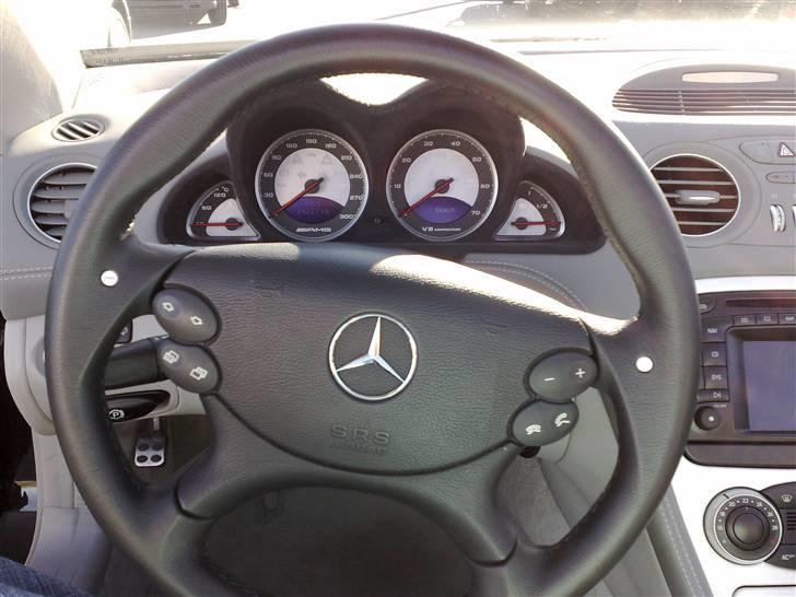 Mercedes Benz SL 55 AMG V8 ** SOLGT ** - Fedt AMG rat tykt og dejligt af holde om de to små prikker på rattet kan man skifte gear med manuelt.. billede 16