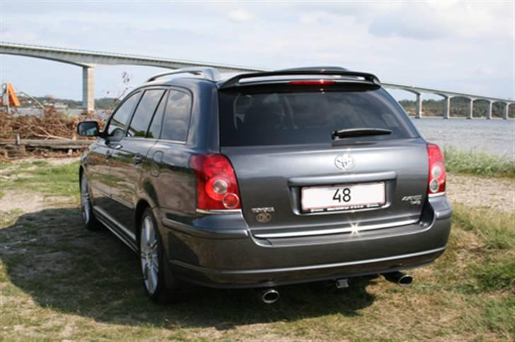 Toyota Avensis - og bagfra billede 3
