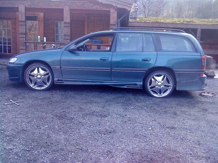 Opel Omega B1 "NRW" stv - Endelig tid for sommerdekk, driver akkuratt på og skru de på,oppe hos fatteren. billede 6