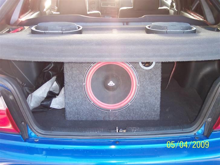 Toyota corolla  5 d.  SOLGT - anlæget: sub, jbl, kenwood,og en forstærker  billede 6