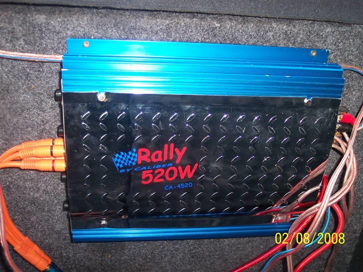 Toyota corolla  5 d.  SOLGT - forstærkeren noget billigt lort tror jeg men den virker sgu rigtig godt billede 9