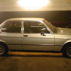 BMW e21 323i