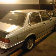 BMW e21 323i