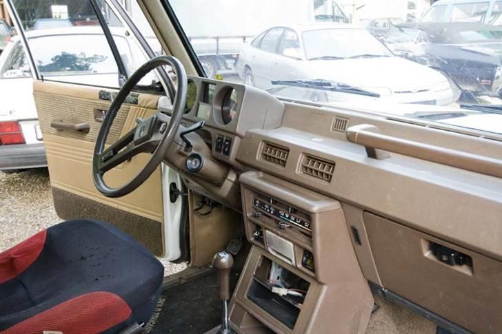 Mitsubishi Pajero - Reto interiør - to nuancer af brunt. Et billede af kommandobroen, hvor vi kommer til at tilbringe knap 10-14 timer om dagen i 3-4 uger. billede 3