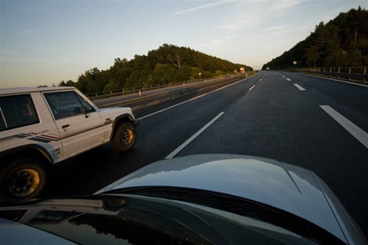 Mitsubishi Pajero - Selvom om bilen er 21 år gammel, så trækker den ganske udmærket! Dog forventer vi ikke at køre med end 90 - 110 km/t på autobahnen, da vi nødig vil slå motoren ihjel inden vi når nordafrika. billede 4