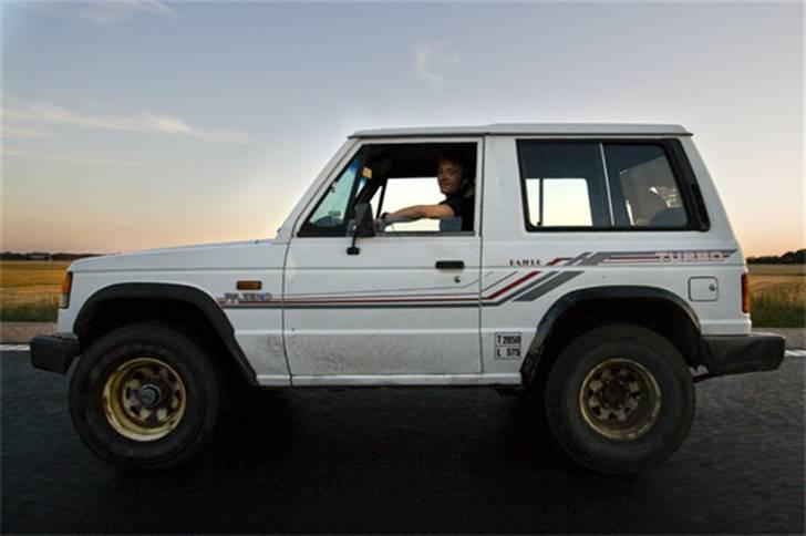 Mitsubishi Pajero - Der er god plads til sponsor reklame på bilen, men da vi allerede har de første tre begynder pladsen at blive træg! billede 5