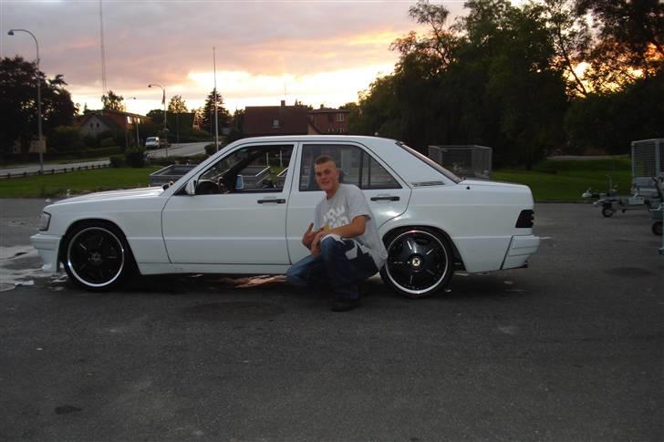 Mercedes Benz 190E "solgt" - mig selv foran bilen. billede 1