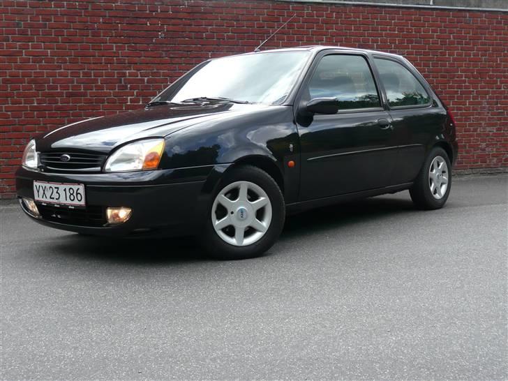 Ford Fiesta 1,25 Ghia (SOLGT) billede 1