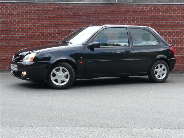 Ford Fiesta 1,25 Ghia (SOLGT) billede 2