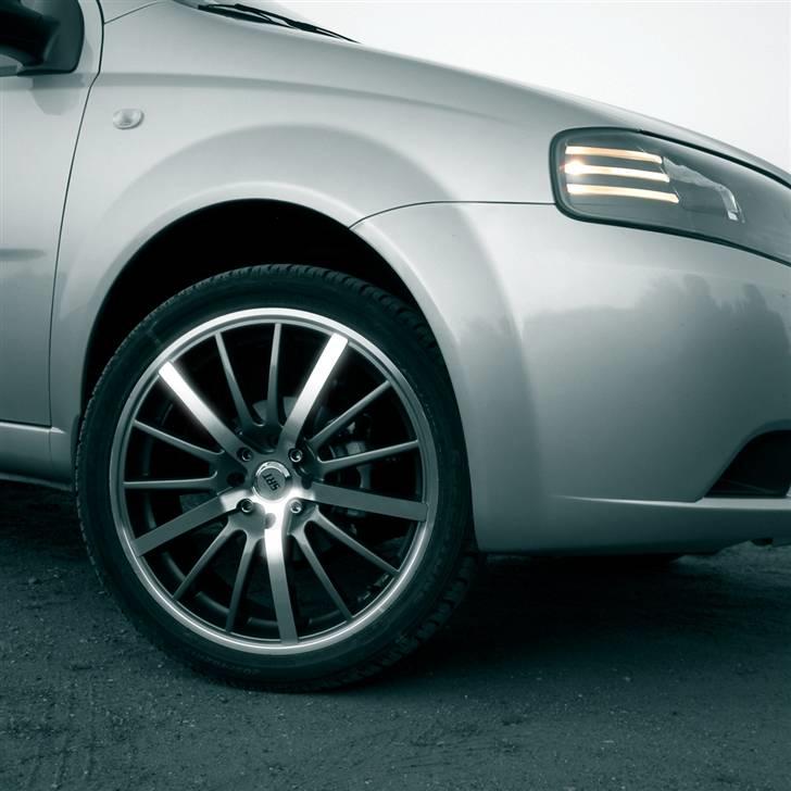 Chevrolet Kalos - Mine fælge :) billige men kan nu egentlig godt lide dem til bilen ... billede 2