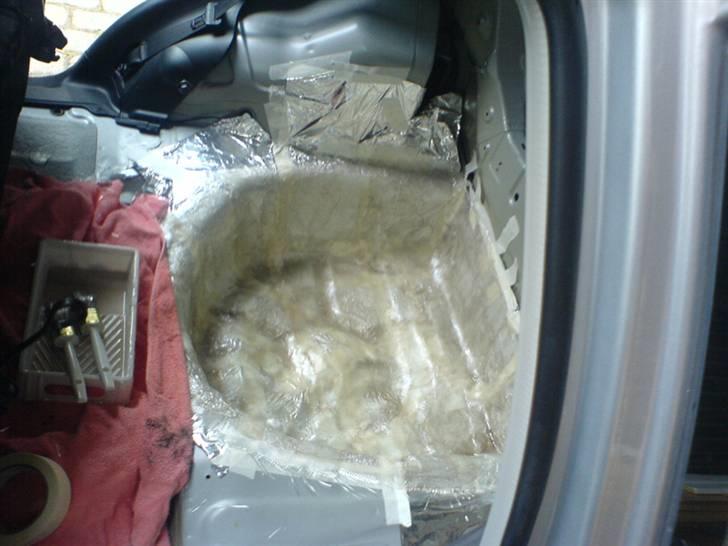 Chevrolet Kalos - glasfiber ved at blive gjort klar til bagagerummet :) billede 5