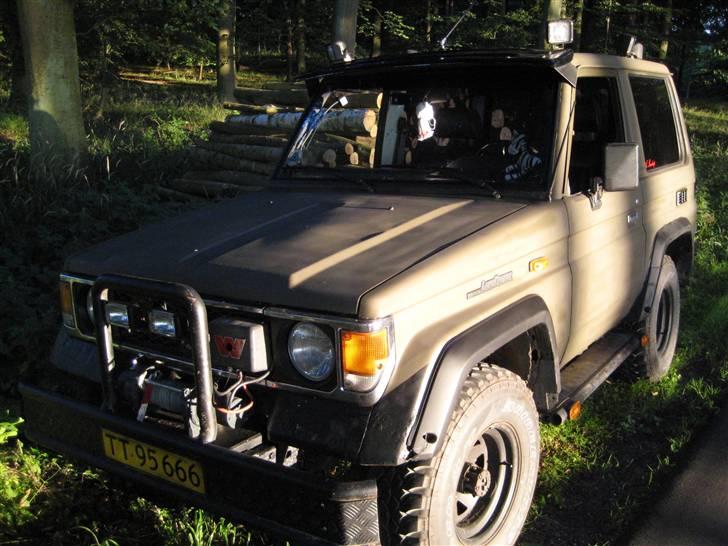 Toyota Landcruiser LJ70 SOLGT!!! - Sådan ser den ud nu efter den også er blevet malet og har fået spil og fjernlys osv billede 5