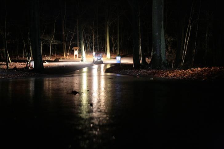 Toyota Landcruiser LJ70 SOLGT!!! - Billedet er taget af Bo sørensen. Der er intet lys udover det på taget... Kalder det liv i den sorte skov! billede 6