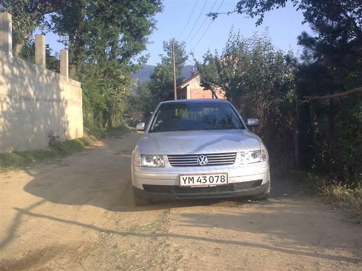 VW Passat UPGRADE - Ny lakeret tag. Audi sort, nye xenon look lygter. Indfarvede sidelister. billede 12