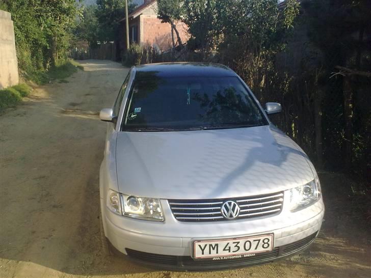 VW Passat UPGRADE - Ny lakeret tag. Audi sort, nye xenon look lygter. Indfarvede sidelister. billede 13