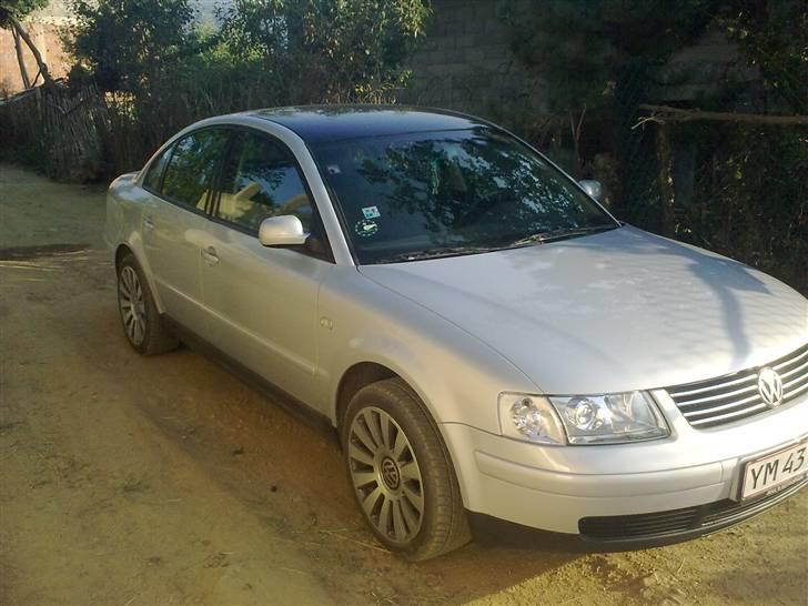 VW Passat UPGRADE - Ny lakeret tag. Audi sort, nye xenon look lygter. Indfarvede sidelister. billede 14