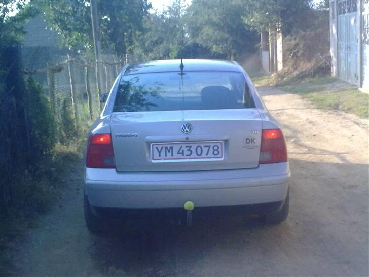 VW Passat UPGRADE - Ny lakeret tag. Audi sort. Indfarvede sidelister. billede 15