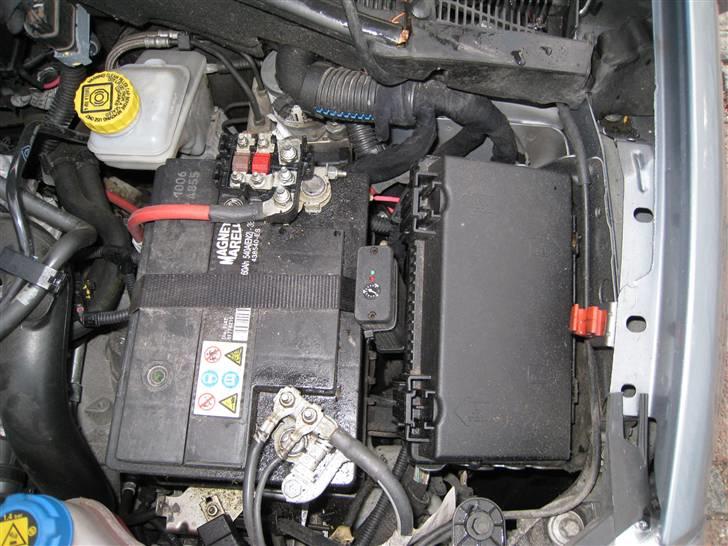 Fiat Grande Punto Sport - Her kan man se boxen til højre for batt. billede 9