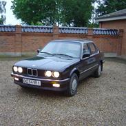 BMW E30 320i