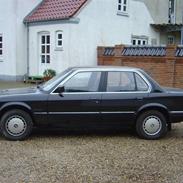 BMW E30 320i