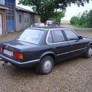 BMW E30 320i