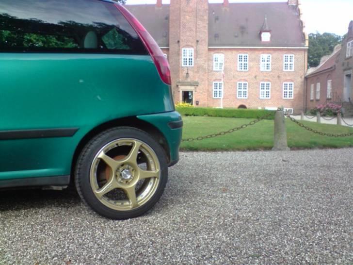 Fiat Punto SOLGT 30.01.09 - Billede af bilen foran Ulriksholm Slot med "close up" af de nye Guld Alufælge billede 8