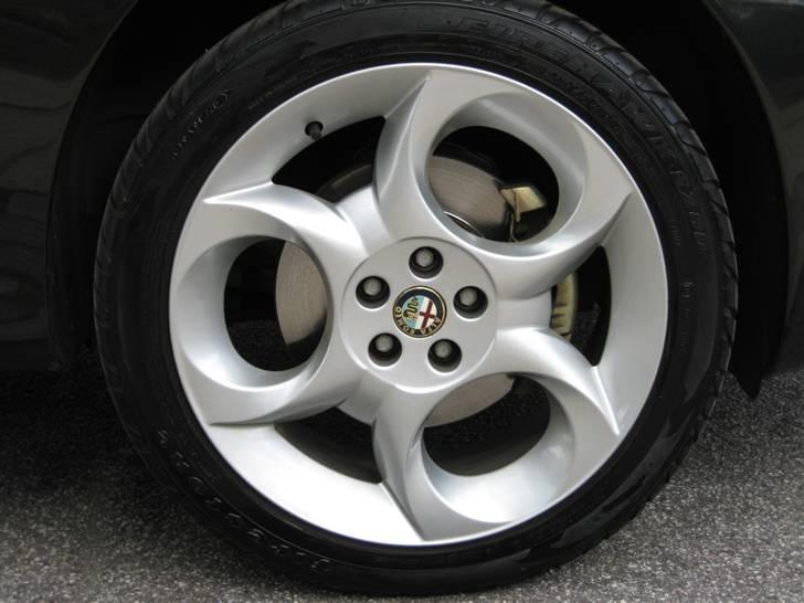 Alfa Romeo 147 - 17" Alfa Romeo fælg - skal være vinterfælg - skal have nye 18" sommerfælge næste sommer billede 8
