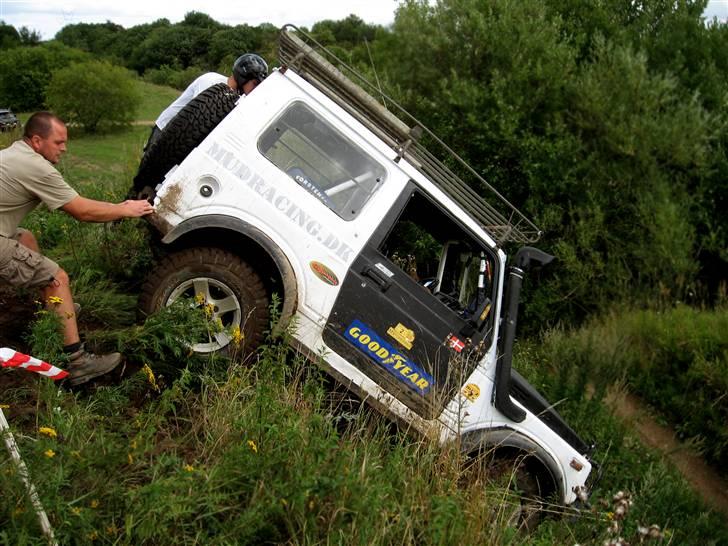 Suzuki Samurai 4x4 - Rart med hjælpsomme folk, så den ikke vælter billede 3