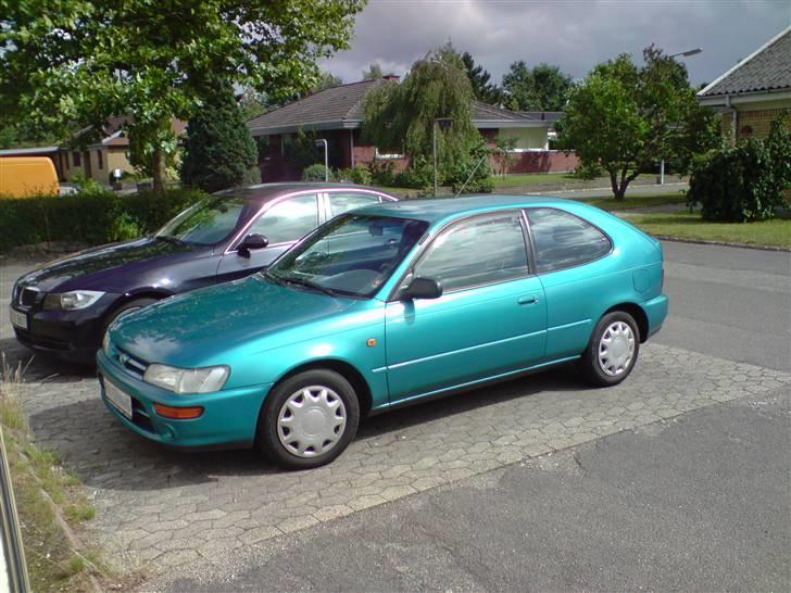 Toyota Corolla  3d. XLi Galla - Corollaen med de gamles bmv i baggrunden billede 1